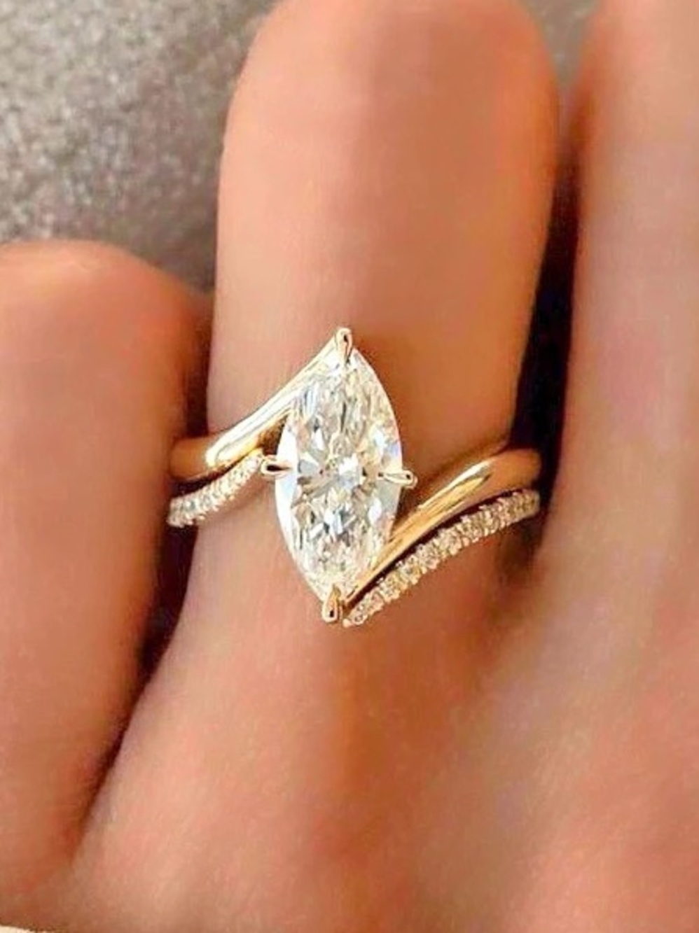 💎⚜️2pcs Fashion Luxury S925
Sterling Silver 3CT Marquise Moissanite Ring Set